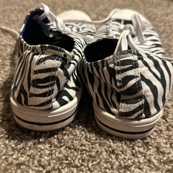 Adorable zebra-print Miley Cyrus & Max Azria converse-style sneakers (8) - Picture 5 of 11